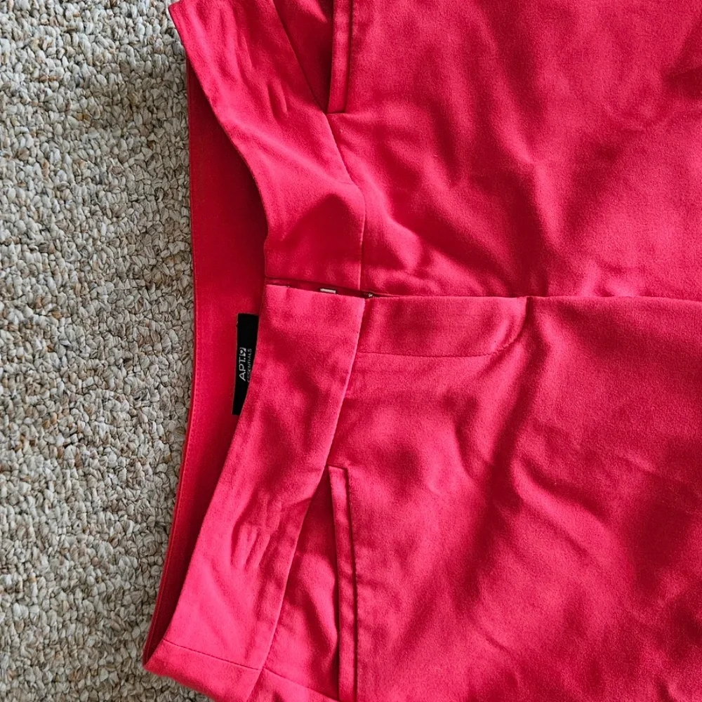 Apt9 Red crops - Picture 2 of 5